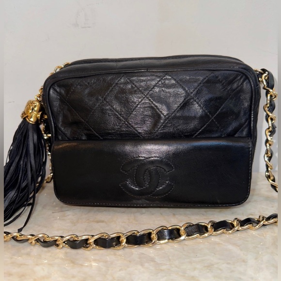 Vintage CHANEL CC Logo Matelasse Quilted Black Patent Leather Chain  CROSSBODY Camera Bag Clutch Purse Bag with fringe tassel